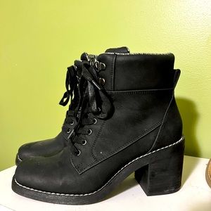 Black boots. Crown Vintage. Size 7